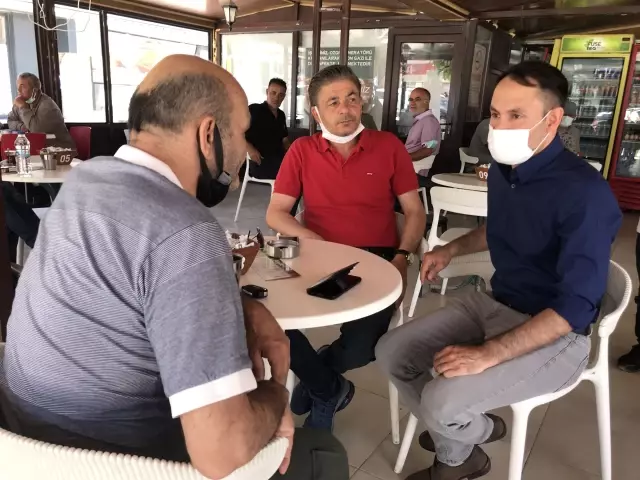 İsveç'te parti kuran siyasetçi, hemşehrilerinden oy istemek için memleket sokaklarında