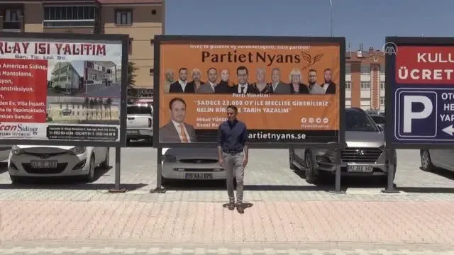 İsveç'te parti kuran siyasetçi, hemşehrilerinden oy istemek için memleket sokaklarında
