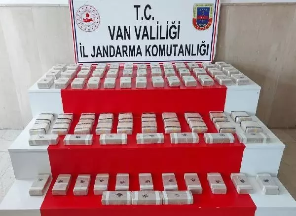 Son dakika: Jandarmadan kaçarken attıkları sırt çantalarından 41 kilo eroin çıktı Son dakika: Jandarmadan kaçarken attıkları sırt çantalarından 41 kilo eroin çıktı