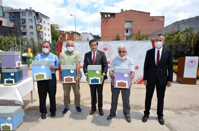 Karabük'te damızlık ana arı ve ana arı çiftleştirme kovanları dağıtıldı