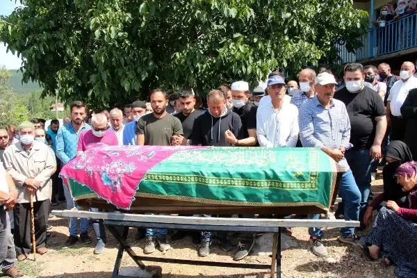KAZADA ÖLEN 8,5 AYLIK HAMİLE ESRA İLE YEĞENİ TAHA TOPRAĞA VERİLDİ