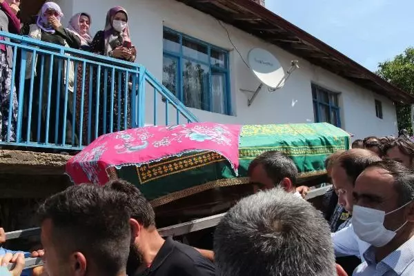 KAZADA ÖLEN 8,5 AYLIK HAMİLE ESRA İLE YEĞENİ TAHA TOPRAĞA VERİLDİ