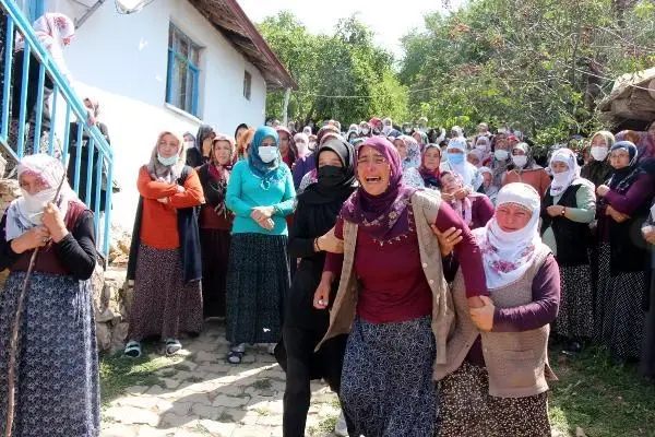 KAZADA ÖLEN 8,5 AYLIK HAMİLE ESRA İLE YEĞENİ TAHA TOPRAĞA VERİLDİ