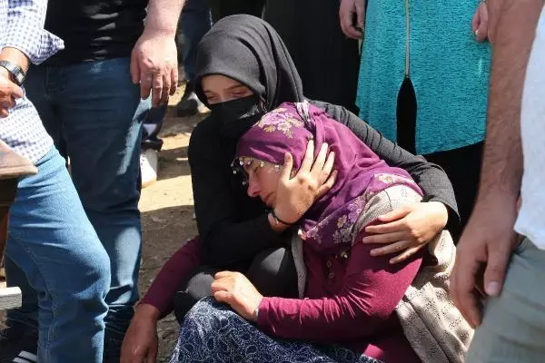 KAZADA ÖLEN 8,5 AYLIK HAMİLE ESRA İLE YEĞENİ TAHA TOPRAĞA VERİLDİ