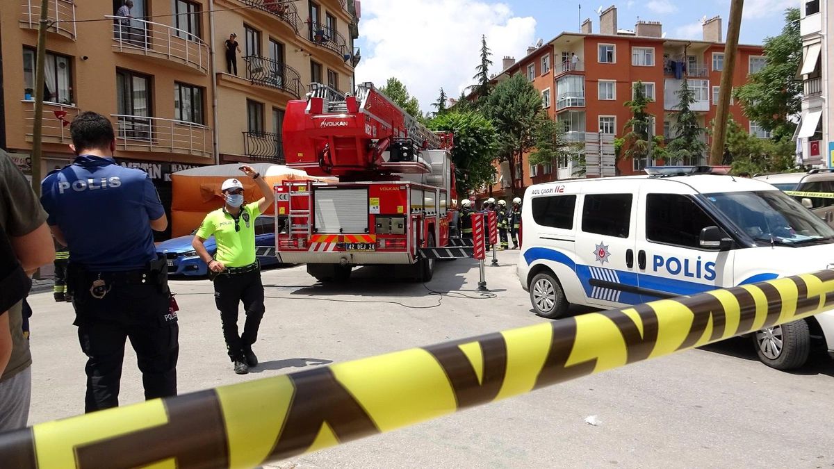 Hemşire, yürekleri ağza getirdi! Herkesin gözü önünde elindeki bıçağı boynuna ve karnına sapladı