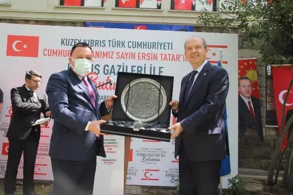 KKTC CUMHURBAŞKANI TATAR KIBRIS GAZİLERİYLE BİR ARAYA GELDİ