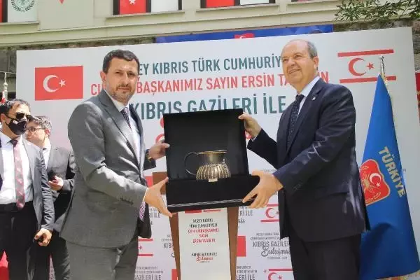 KKTC CUMHURBAŞKANI TATAR KIBRIS GAZİLERİYLE BİR ARAYA GELDİ