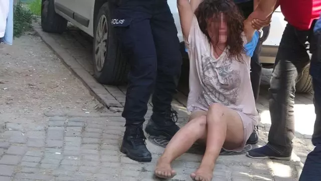 Bulduğu yerde uyuyakalan gizemli kadın, yerinden edilince ortalığı birbirine kattı Bulduğu yerde uyuyakalan gizemli kadın, yerinden edilince ortalığı birbirine kattı