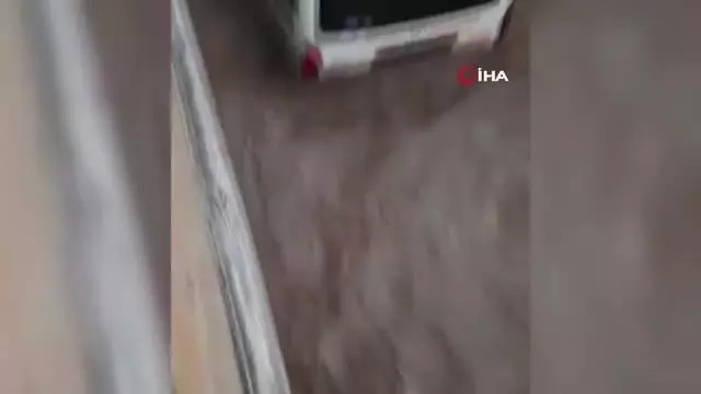 Meksika'da sağanak yolları göle çevirdi