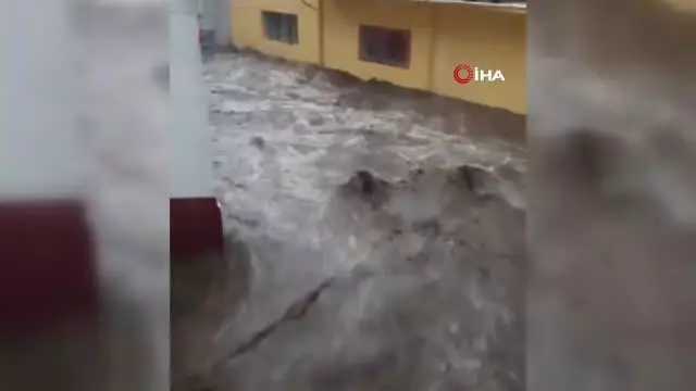 Meksika'da sağanak yolları göle çevirdi