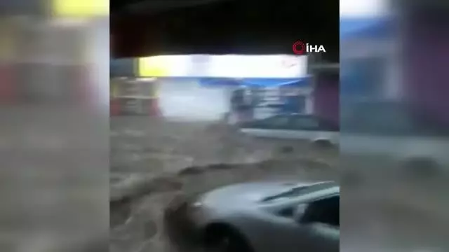 Meksika'da sağanak yolları göle çevirdi