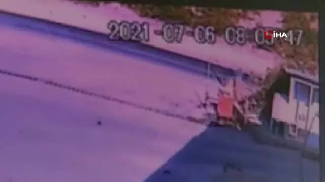 Son Dakika | Motosiklet sürücüsü ölümden bir metreyle kurtuldu...O anlar kamerada Son Dakika | Motosiklet sürücüsü ölümden bir metreyle kurtuldu...O anlar kamerada