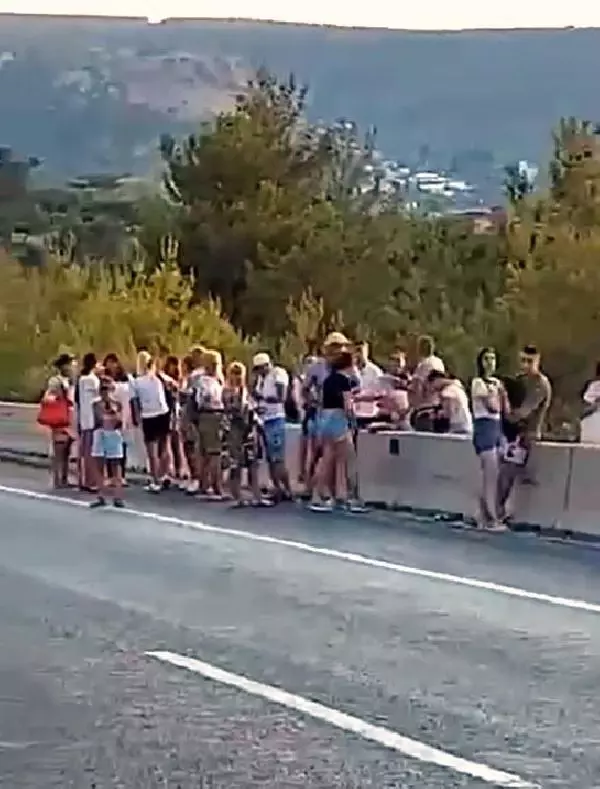 MUĞLA'DA TURİSTLERİN TUR OTOBÜSÜNÜN LASTİĞİ YANDI