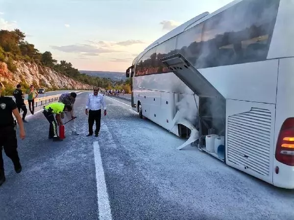 MUĞLA'DA TURİSTLERİN TUR OTOBÜSÜNÜN LASTİĞİ YANDI