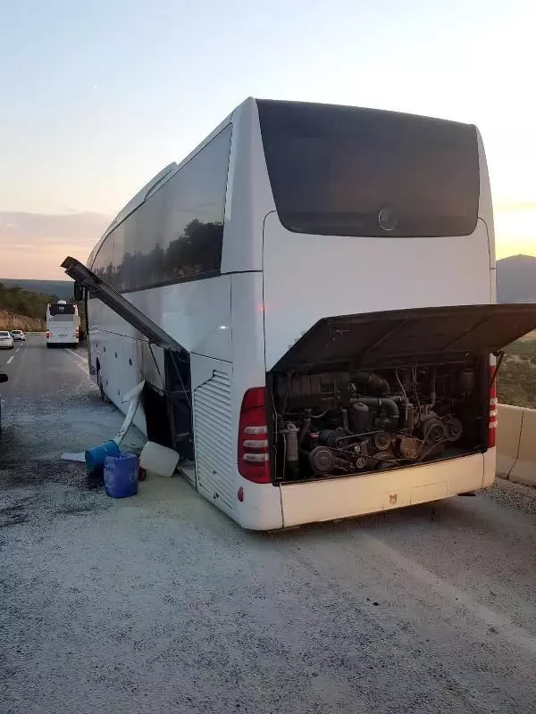 MUĞLA'DA TURİSTLERİN TUR OTOBÜSÜNÜN LASTİĞİ YANDI
