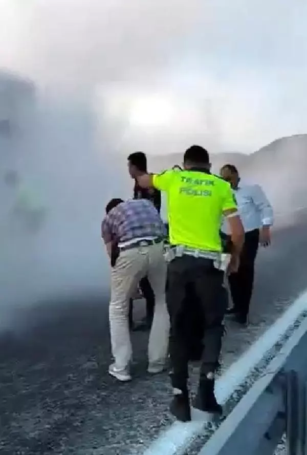 MUĞLA'DA TURİSTLERİN TUR OTOBÜSÜNÜN LASTİĞİ YANDI
