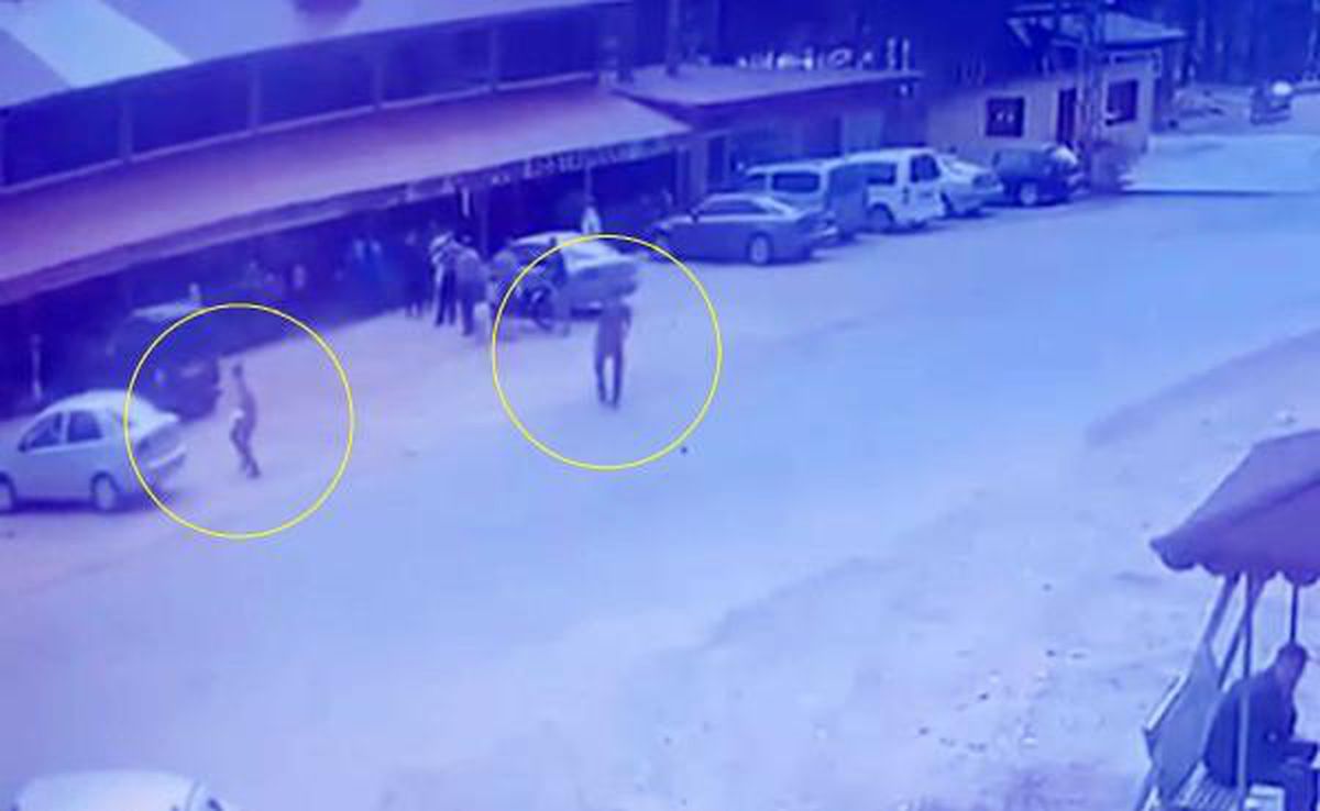 OTOMOBİLİN ALTINDA KALMAKTAN SON ANDA KURTULDUKLARI ANLAR KAMERADA