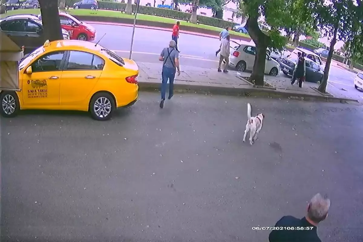 Otomobilin motosiklete çarpma anı kamerada