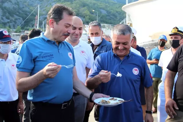 Protokolden tüketimi teşvik için ızgarada, dikeni zehirli aslan balığı ziyafeti Protokolden tüketimi teşvik için ızgarada, dikeni zehirli aslan balığı ziyafeti