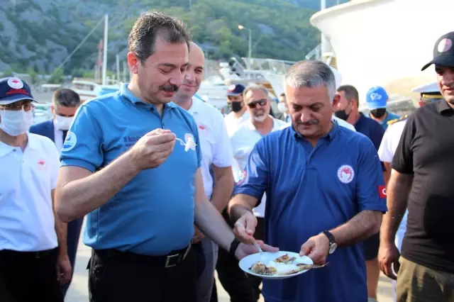 Protokolden tüketimi teşvik için ızgarada, dikeni zehirli aslan balığı ziyafeti