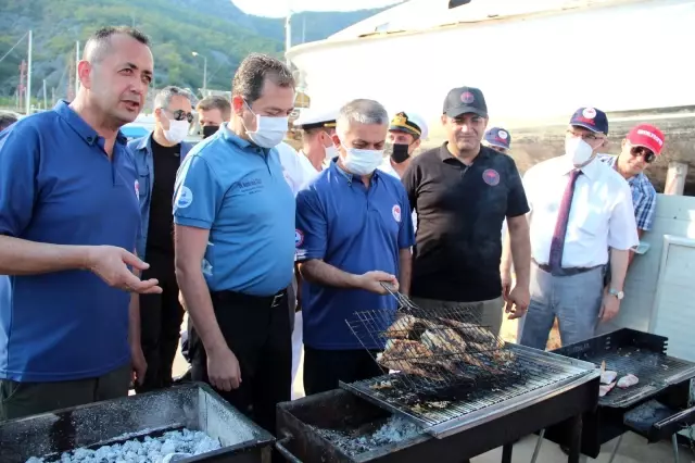 Protokolden tüketimi teşvik için ızgarada, dikeni zehirli aslan balığı ziyafeti
