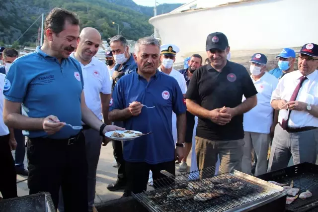 Protokolden tüketimi teşvik için ızgarada, dikeni zehirli aslan balığı ziyafeti