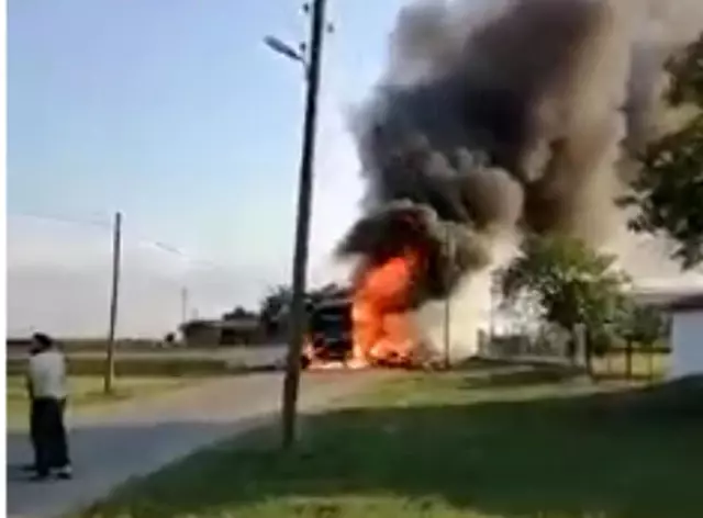 Saman balyası yüklü tır cayır cayır yandı Saman balyası yüklü tır cayır cayır yandı