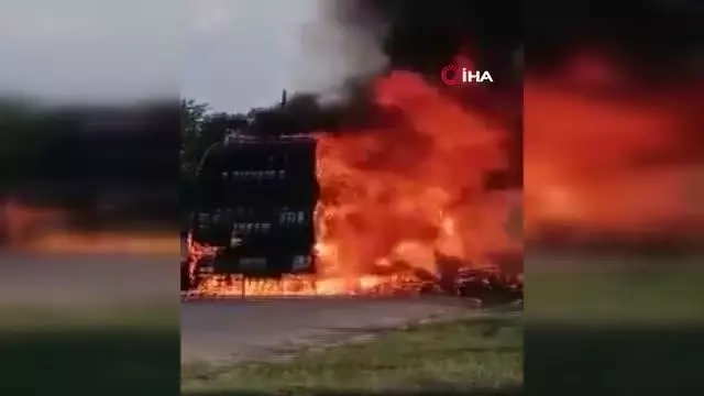 Saman balyası yüklü tır cayır cayır yandı