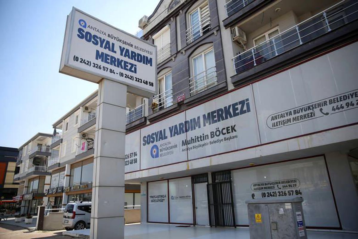 Antalya'da oluşturulan 'Sosyal Yardım Merkezi' vatandaşlara destek oluyor