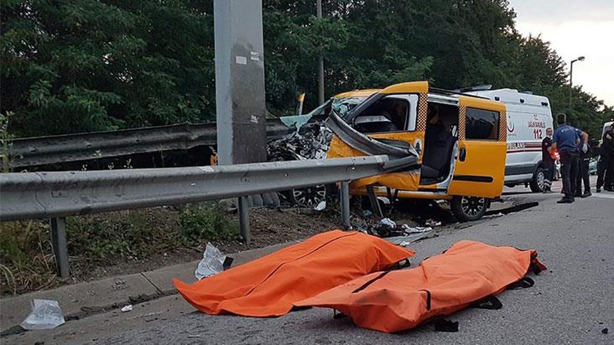 TEM'de hafif ticari taksi bariyerlere ok gibi saplandı! Feci kazada 2 kişi öldü, 5 kişi yaralandı
