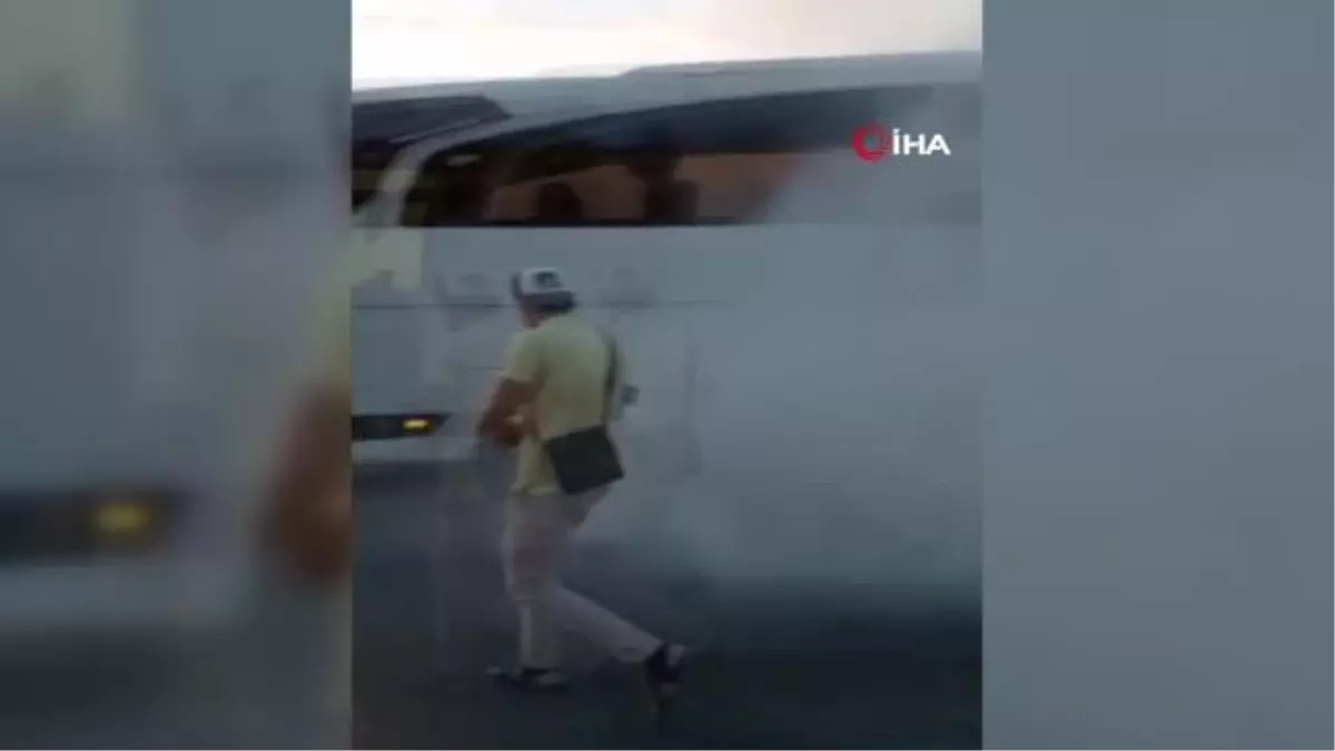 Turistleri taşıyan otobüste yangın paniği