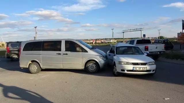Uşak'ta minibüs otomobille çarpıştı; 8 yaralı Uşak'ta minibüs otomobille çarpıştı; 8 yaralı