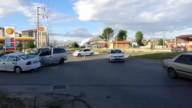 Uşak'ta minibüs otomobille çarpıştı; 8 yaralı