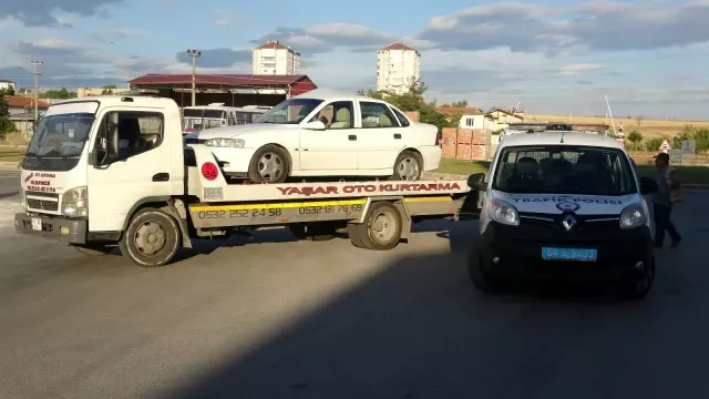 Uşak'ta minibüs otomobille çarpıştı; 8 yaralı