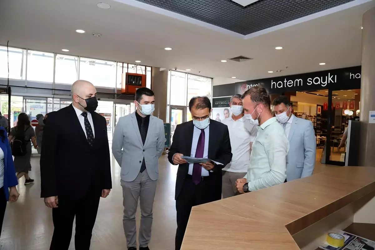 Valimiz Abdullah Ayaz Aşı Standından Çağrıda Bulundu: 'Aşı Olmadığımız Sürece Covid-19 Devam Eder'