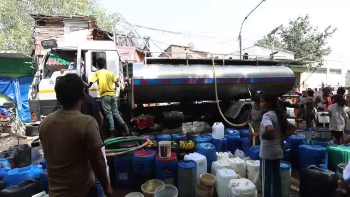 YENİ DELHİ - Hindistan'ta pandemi döneminde sosyal mesafe ikilemi