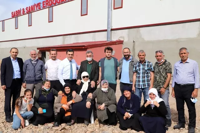 MUTLULUĞUN RESMİNİ DUVARA ASTIK