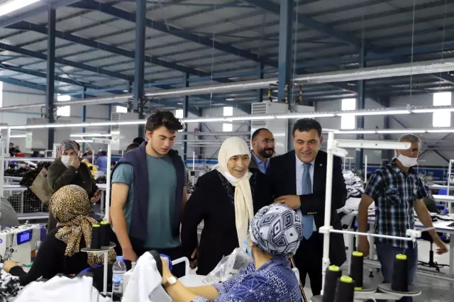 MUTLULUĞUN RESMİNİ DUVARA ASTIK