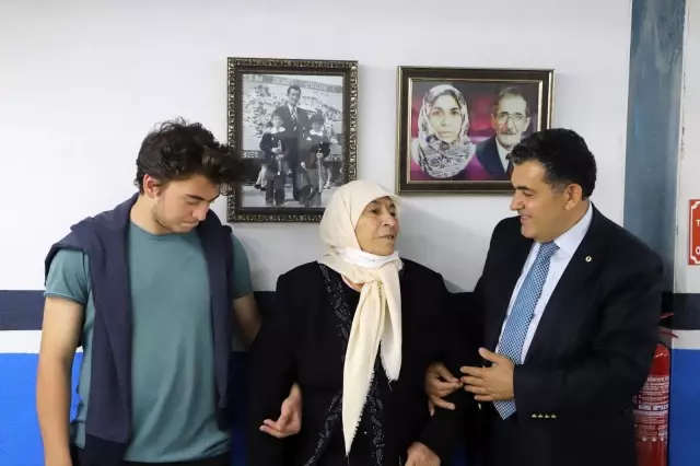 MUTLULUĞUN RESMİNİ DUVARA ASTIK