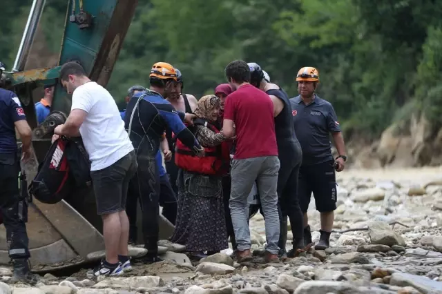 3 ilimiz sele teslim! Dereler taştı, vatandaşlar mahsur kaldı, 1 de kayıp var