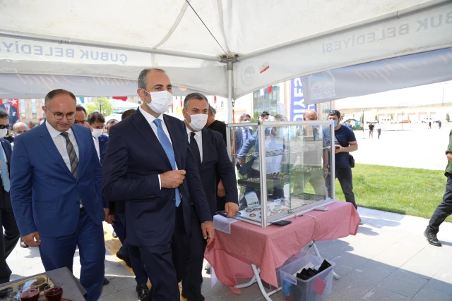 Adalet Bakanı Gül, Çubuk Belediyesi'nin standını ziyaret etti