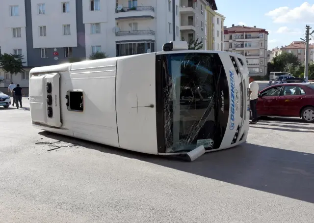 Aksaray'da minibüsle otomobil çarpıştı: 5 yaralı
