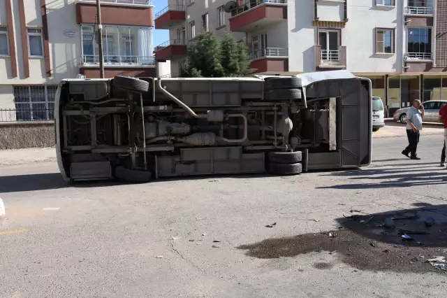 Aksaray'da minibüsle otomobil çarpıştı: 5 yaralı