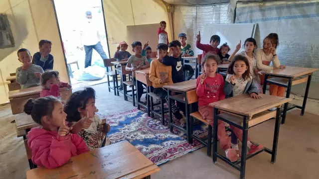 Mevsimlik tarım işçilerinin çocuklarının eğitimi için çadırkentte sınıflar oluşturuldu Mevsimlik tarım işçilerinin çocuklarının eğitimi için çadırkentte sınıflar oluşturuldu