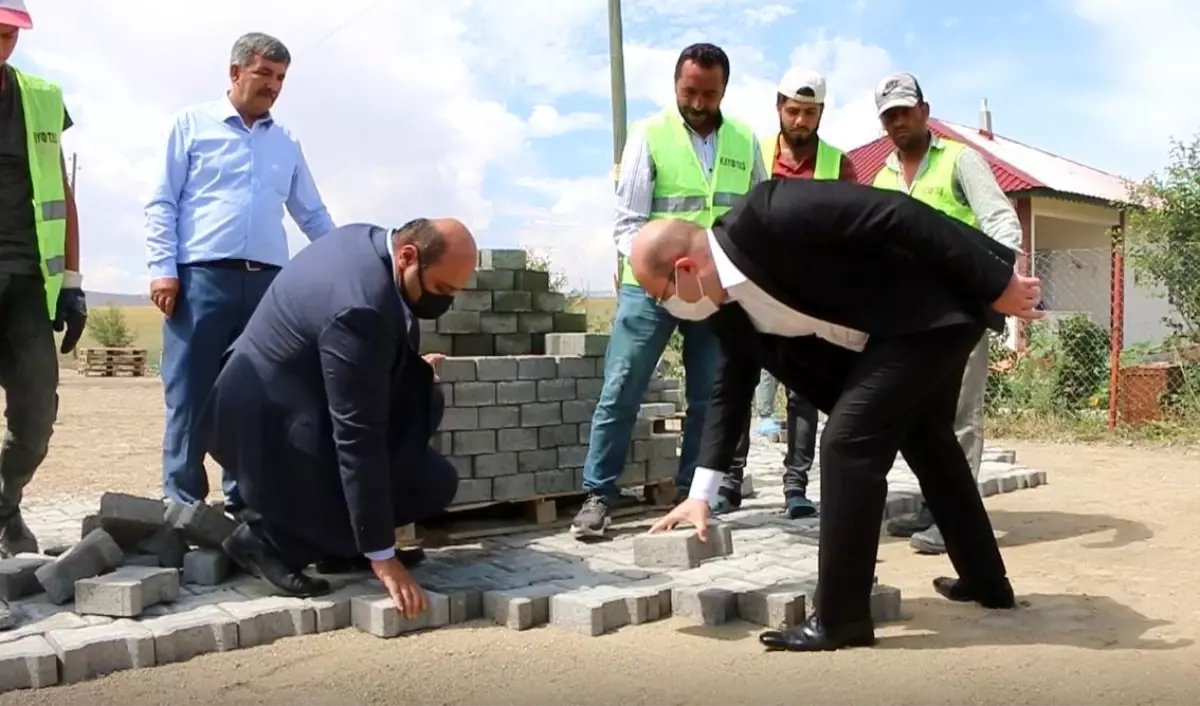 Aziziye Kaymakamı ile Belediye Başkanı parke taşı döşedi