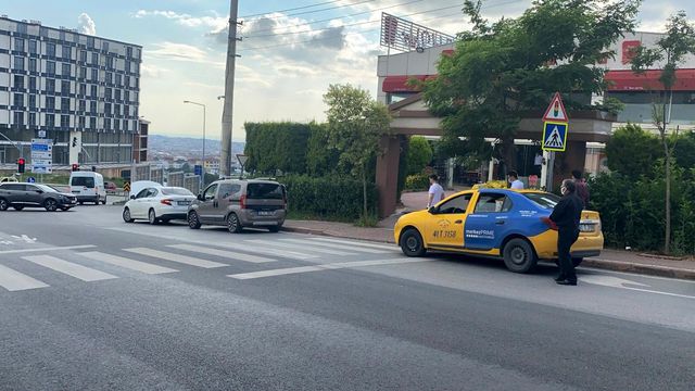 caddede yolcu indirmek istedi 3 arac birbirin 2 14251954 o