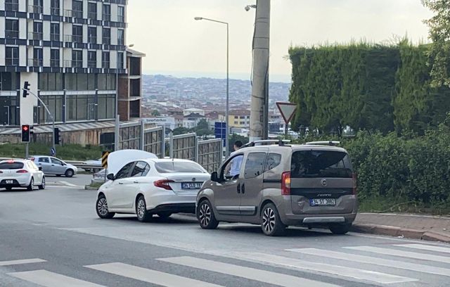 caddede yolcu indirmek istedi 3 arac birbirin 5 14251954 o