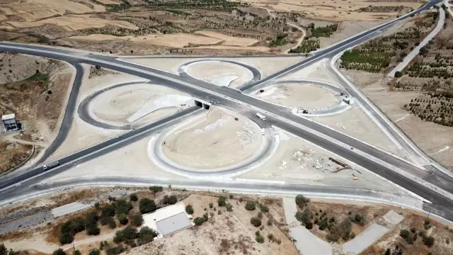 Cumhurbaşkanı Yardımcısı Oktay, KKTC'deki Kuzey Çevre Yolu'nda incelemelerde bulundu
