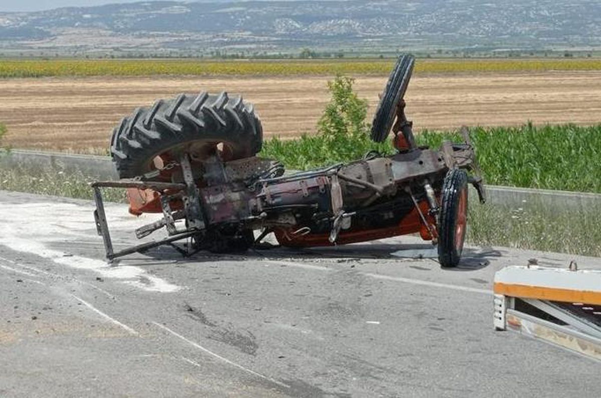 Denizli'de otomobil ile traktör çarpıştı: 6 yaralı