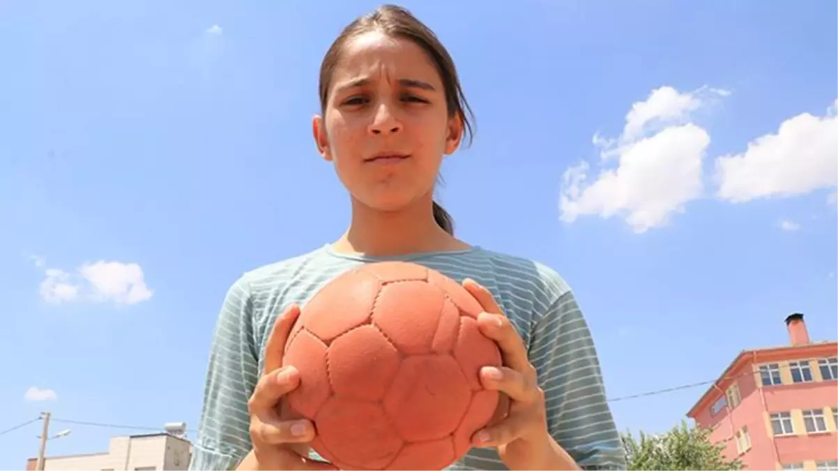 Gözyaşlarıyla verdiği röportajla Türkiye'nin gündemine oturan Merve Akpınar'ın, okula alınmadığı iddia edildi